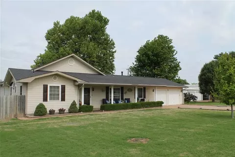 Exterior - 401 S Coblake St, Apache, OK 73006 photo 5 of 13