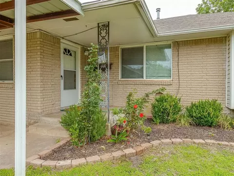 919 SW 3rd St, Moore, OK 73160
