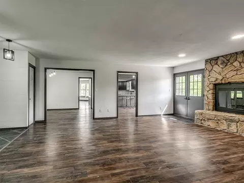 Living - 1 Horseshoe Ln, Mcloud, OK 74851 photo 4 of 7