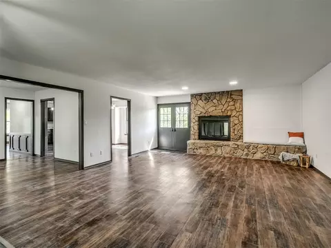 Living - 1 Horseshoe Ln, Mcloud, OK 74851 photo 2 of 7