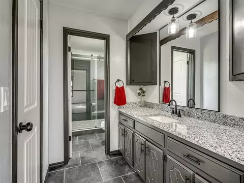 Bath - 1 Horseshoe Ln, Mcloud, OK 74851 photo 1 of 5