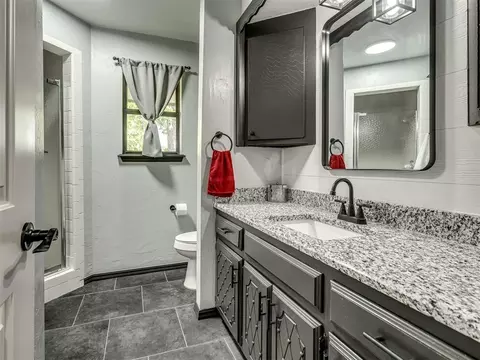 Bath - 1 Horseshoe Ln, Mcloud, OK 74851 photo 3 of 5