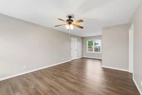 Living - 1003 Asalee St, Altus, OK 73521 photo 4 of 5