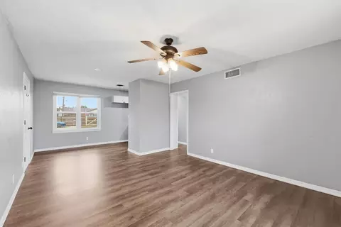 Living - 1003 Asalee St, Altus, OK 73521 photo 5 of 5