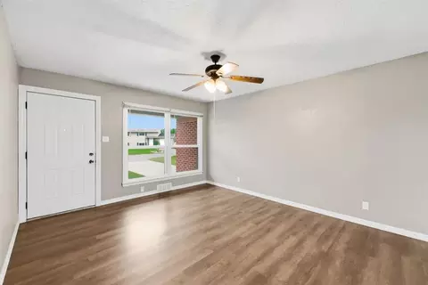 Living - 1003 Asalee St, Altus, OK 73521 photo 2 of 5