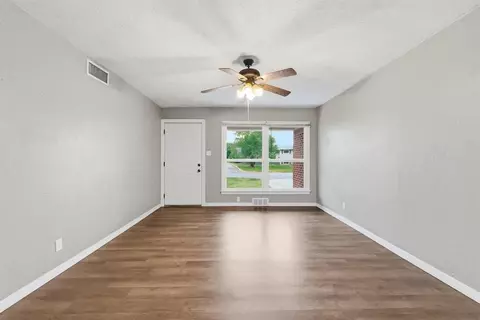 Living - 1003 Asalee St, Altus, OK 73521 photo 3 of 5