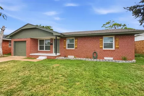Exterior - 1003 Asalee St, Altus, OK 73521 photo 3 of 12