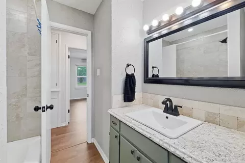 Bath - 1003 Asalee St, Altus, OK 73521 photo 2 of 4