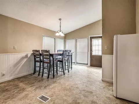 Dining - 420019 E 1161 Cir, Eufaula, OK 74432 photo 2 of 3