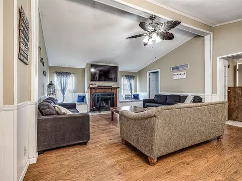 Living - 420019 E 1161 Cir, Eufaula, OK 74432 photo 2 of 4