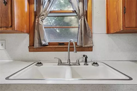 Kitchen - 1221 Hickory St, Altus, OK 73521 photo 4 of 5