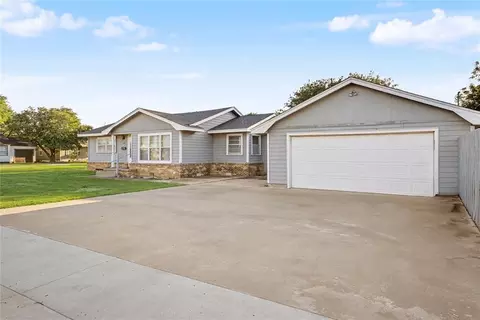 Exterior - 1221 Hickory St, Altus, OK 73521 photo 2 of 10