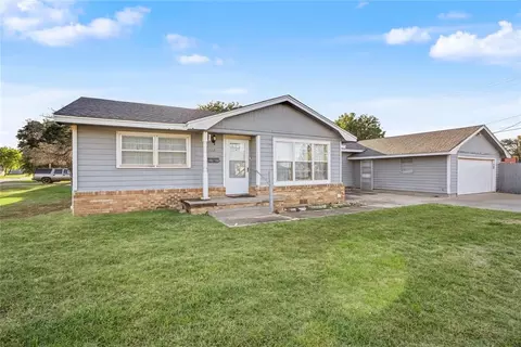 Exterior - 1221 Hickory St, Altus, OK 73521 photo 3 of 10