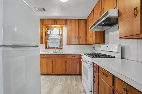 Kitchen - 1221 Hickory St, Altus, OK 73521 photo 2 of 5