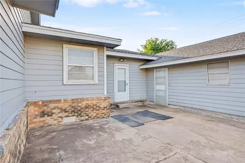 Exterior - 1221 Hickory St, Altus, OK 73521 photo 7 of 10
