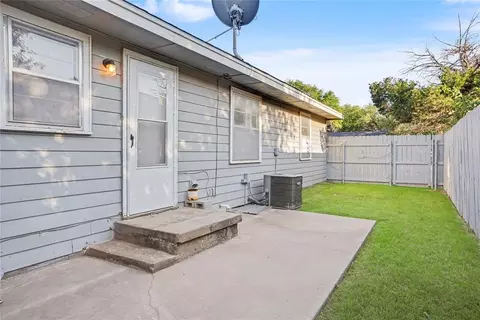 Exterior - 1221 Hickory St, Altus, OK 73521 photo 9 of 10