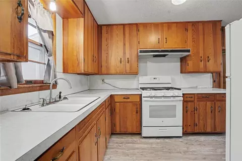 Kitchen - 1221 Hickory St, Altus, OK 73521 photo 3 of 5