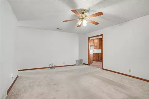 Living - 1221 Hickory St, Altus, OK 73521 photo 1 of 4