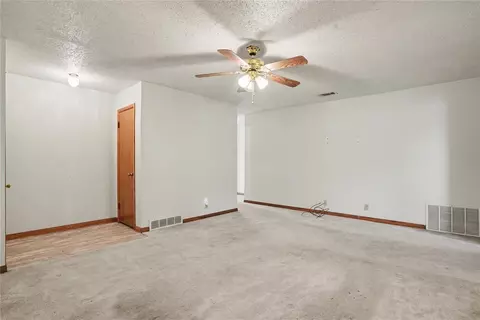 Living - 1221 Hickory St, Altus, OK 73521 photo 4 of 4