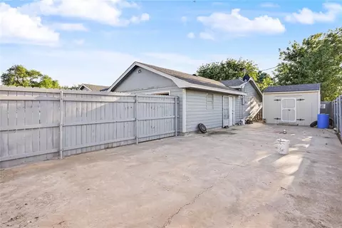 Exterior - 1221 Hickory St, Altus, OK 73521 photo 4 of 10