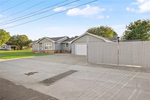 Exterior - 1221 Hickory St, Altus, OK 73521 photo 5 of 10