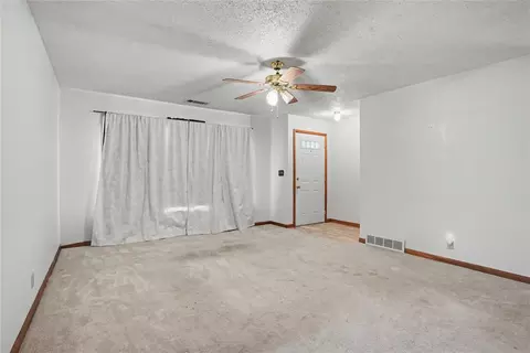 Living - 1221 Hickory St, Altus, OK 73521 photo 3 of 4