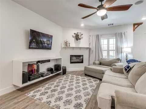 Living - 202 W Pine St, Tuttle, OK 73089 photo 2 of 4