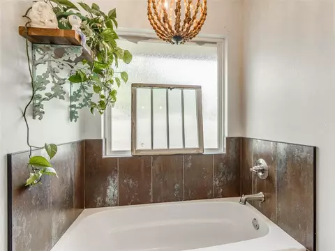 Bath - 202 W Pine St, Tuttle, OK 73089 photo 5 of 6