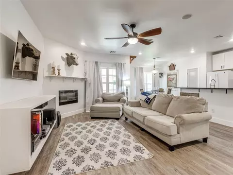 Living - 202 W Pine St, Tuttle, OK 73089 photo 1 of 4