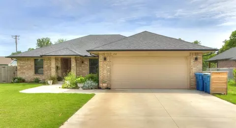 Exterior - 202 W Pine St, Tuttle, OK 73089 photo 2 of 12