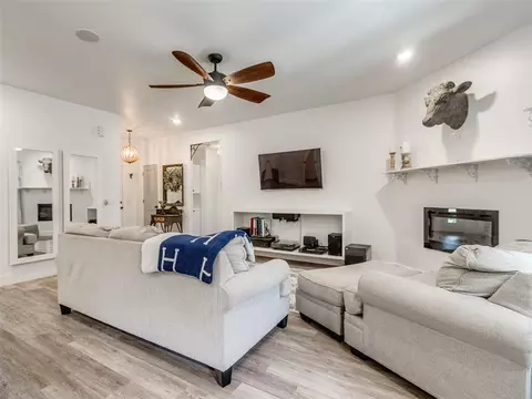 Living - 202 W Pine St, Tuttle, OK 73089 photo 4 of 4