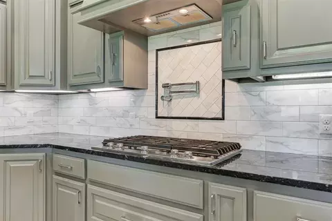 Kitchen - 516 Kings Ct, Tuttle, OK 73089 photo 6 of 7