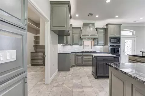 Kitchen - 516 Kings Ct, Tuttle, OK 73089 photo 2 of 7