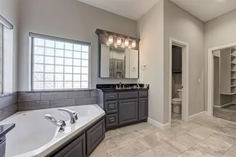 Bath - 516 Kings Ct, Tuttle, OK 73089 photo 2 of 5
