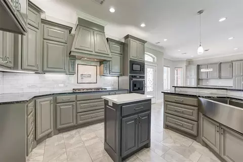 Kitchen - 516 Kings Ct, Tuttle, OK 73089 photo 3 of 7