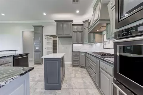 Kitchen - 516 Kings Ct, Tuttle, OK 73089 photo 4 of 7