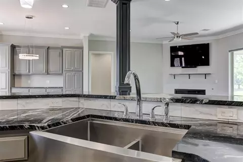 Kitchen - 516 Kings Ct, Tuttle, OK 73089 photo 7 of 7