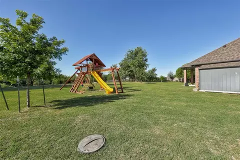 Exterior - 516 Kings Ct, Tuttle, OK 73089 photo 4 of 5