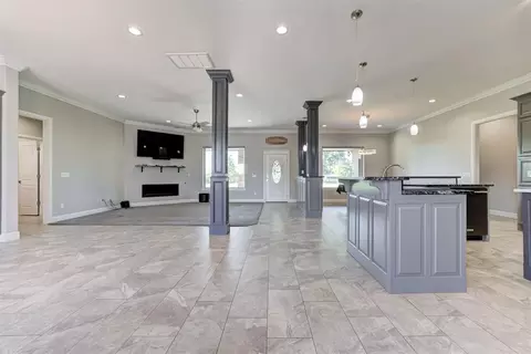 Entry Way - 516 Kings Ct, Tuttle, OK 73089 photo 1 of 4