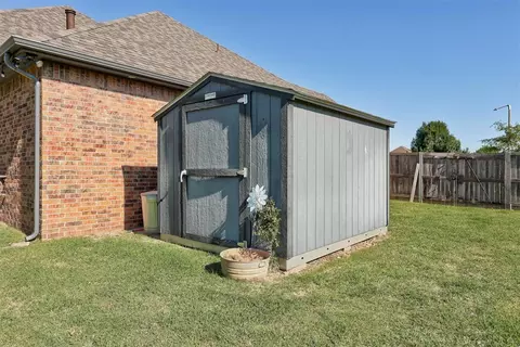 Exterior - 516 Kings Ct, Tuttle, OK 73089 photo 5 of 5