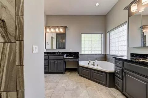 Bath - 516 Kings Ct, Tuttle, OK 73089 photo 3 of 5