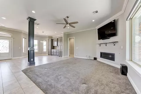 Living - 516 Kings Ct, Tuttle, OK 73089 photo 2 of 4