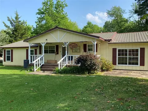 506 E Mosely St, Valliant, OK 74764