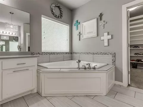 Bath - 4900 Cedar Mill Rd, Choctaw, OK 73020 photo 4 of 10