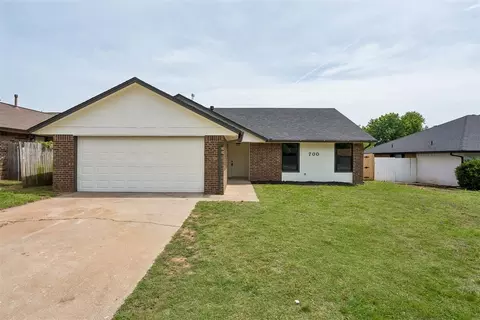 700 Black Hawk Dr, Norman, OK 73072