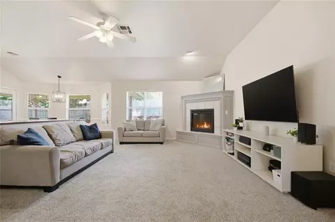 Living - 705 Cactus Ct, Yukon, OK 73099 photo 2 of 4