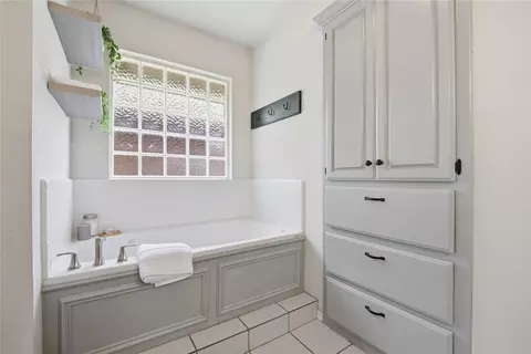 Bath - 705 Cactus Ct, Yukon, OK 73099 photo 1 of 2