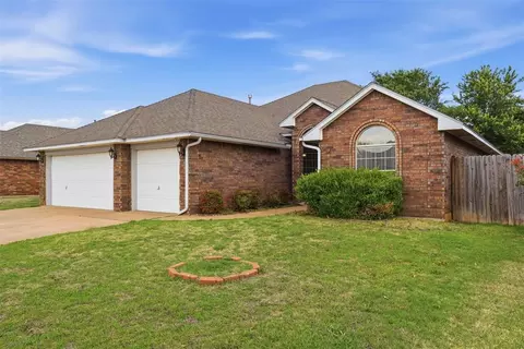 1717 SW 33rd St, Moore, OK 73160