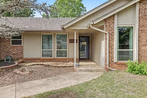 2421 Appleway St, Edmond, OK 73013