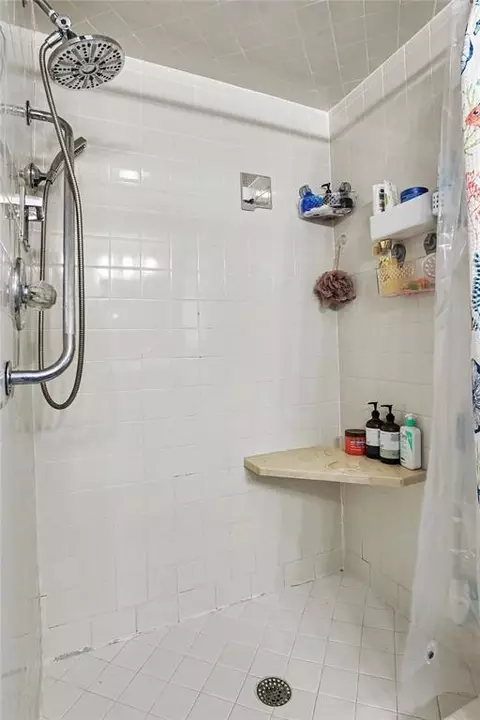 Bath - 305 Mallard Cir, Altus, OK 73521 photo 2 of 4